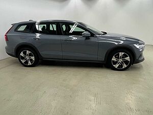 Volvo  V60 Cross Country Ultimate, B4 AWD Mild-Hybrid, Diesel, Bright